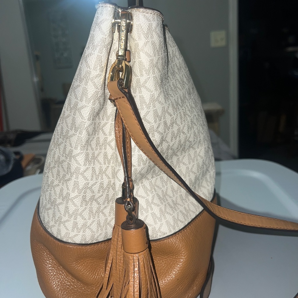 Michael Kors Signature Kip Large Bucket Bag - Picture 2 of 5